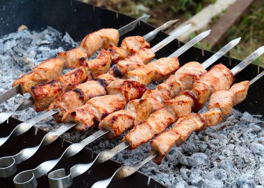 ızgarada pişirirken şişler üzerinde kokulu et parçaları