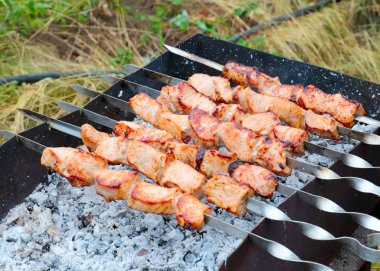 ızgarada pişirirken şişler üzerinde kokulu et parçaları