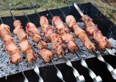 ızgarada pişirirken şişler üzerinde kokulu et parçaları