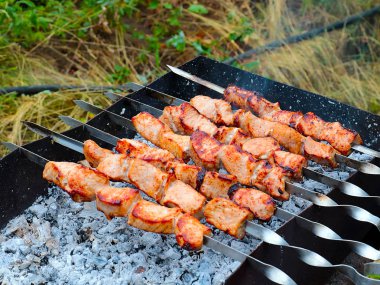 ızgarada pişirirken şişler üzerinde kokulu et parçaları