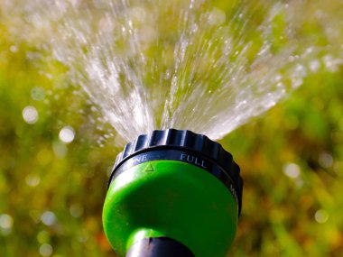 sulama hortumunun memesi ile derede temiz su damlaları