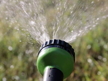 sulama hortumunun memesi ile derede temiz su damlaları