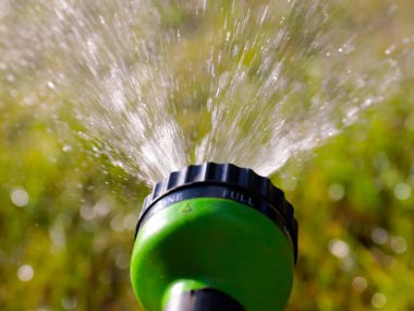 sulama hortumunun memesi ile derede temiz su damlaları