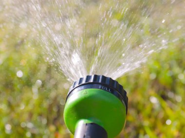 sulama hortumunun memesi ile derede temiz su damlaları