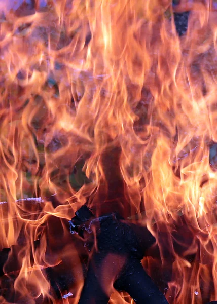 Φωτιά Και Φωτεινές Φλόγες Και Κομμάτια Κάρβουνου — Φωτογραφία Αρχείου