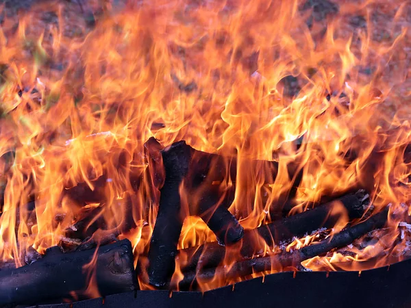 Вогонь Яскраве Полум Шматки Деревного Вугілля — стокове фото