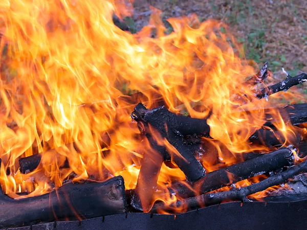 火と明るい炎と木炭の破片 — ストック写真