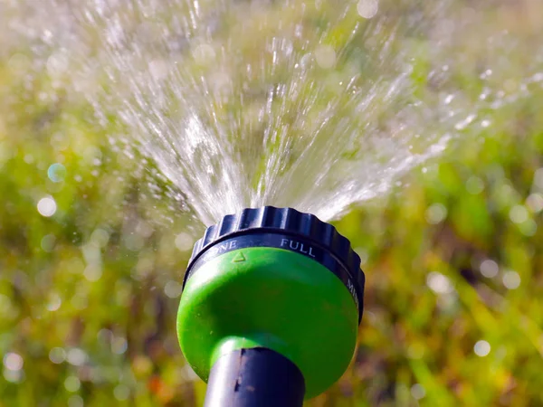 Gotas Agua Limpia Corriente Través Boquilla Manguera Riego — Foto de Stock