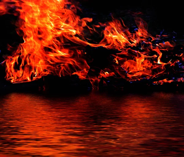 Reflexion Einer Hellen Flamme Einer Ruhigen Wasseroberfläche — Stockfoto