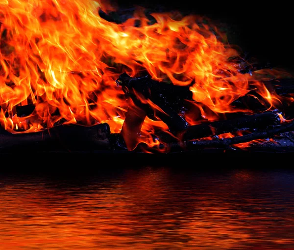 Réflexion Une Flamme Vive Dans Une Surface Eau Calme — Photo