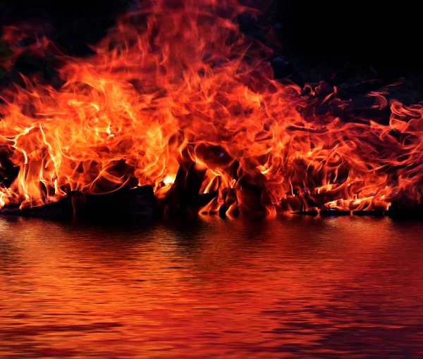 Reflexion Einer Hellen Flamme Einer Ruhigen Wasseroberfläche — Stockfoto