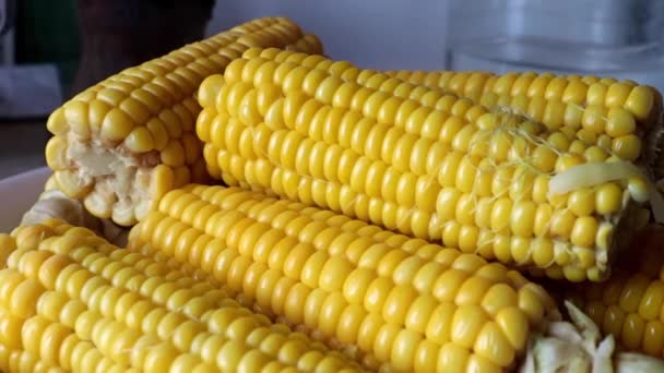 Zralá Čerstvá Vařená Kukuřice Talíři Pro Potraviny — Stock video