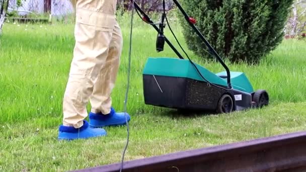 電気芝刈り機で緑の草を刈る — ストック動画