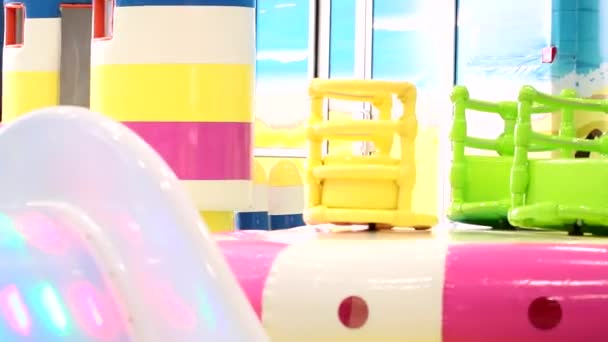 Rekreasyon Alanında Çocuk Sürmek Rotasyon — Stok video