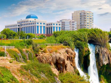 Antalya Türkiye 'nin Lara yerleşim alanında Lower Duden Şelalesi