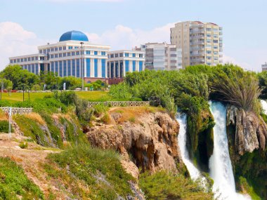 Antalya Türkiye 'nin Lara yerleşim alanında Lower Duden Şelalesi