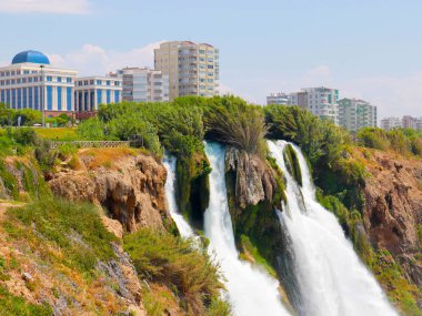Antalya Türkiye 'nin Lara yerleşim alanında Lower Duden Şelalesi