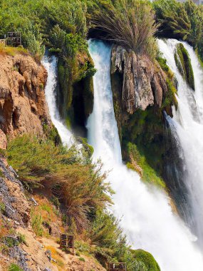 Antalya Türkiye 'nin Lara yerleşim alanında Lower Duden Şelalesi