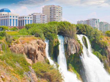 Antalya Türkiye 'nin Lara yerleşim alanında Lower Duden Şelalesi