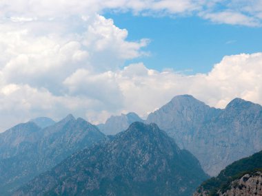 dağ zirveleri ve bulutlu güneşli gökyüzü