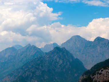 dağ zirveleri ve bulutlu güneşli gökyüzü
