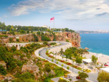 Antalya Türkiye şehrinin Akdeniz kıyıları ve park alanı boyunca yol