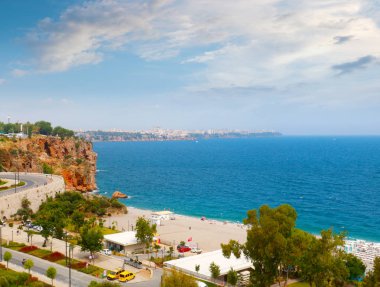 Antalya Türkiye şehrinin Akdeniz kıyıları ve park alanı boyunca yol