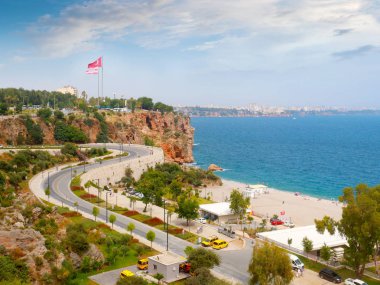 Antalya Türkiye şehrinin Akdeniz kıyıları ve park alanı boyunca yol