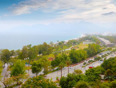 Antalya Türkiye şehrinin Akdeniz kıyıları ve park alanı boyunca yol