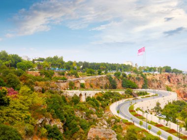 Antalya Türkiye şehrinin Akdeniz kıyıları ve park alanı boyunca yol