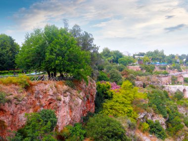 Antalya Türkiye şehrinin Akdeniz kıyıları ve park alanı boyunca yol