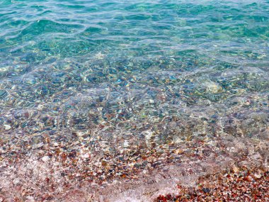berrak deniz suyu ve çakıl plaj