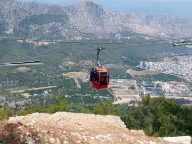 Antalya Türkiye kenti yakınlarındaki bir yamaçta destek kablo yolu
