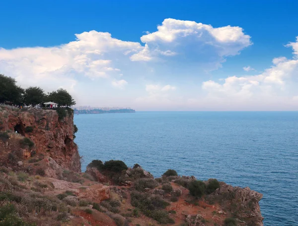 Branta Sluttningar Kustlinjen Staden Antalya Turkiet — Stockfoto