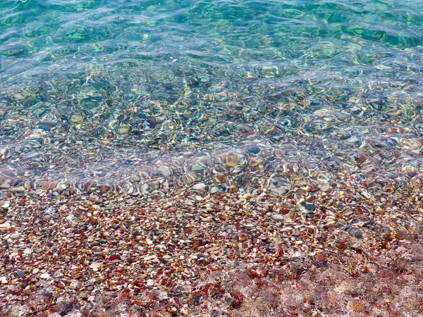 Berrak Deniz Suyu Çakıl Plaj — Stok fotoğraf