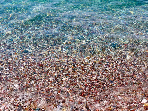 Berrak Deniz Suyu Çakıl Plaj — Stok fotoğraf