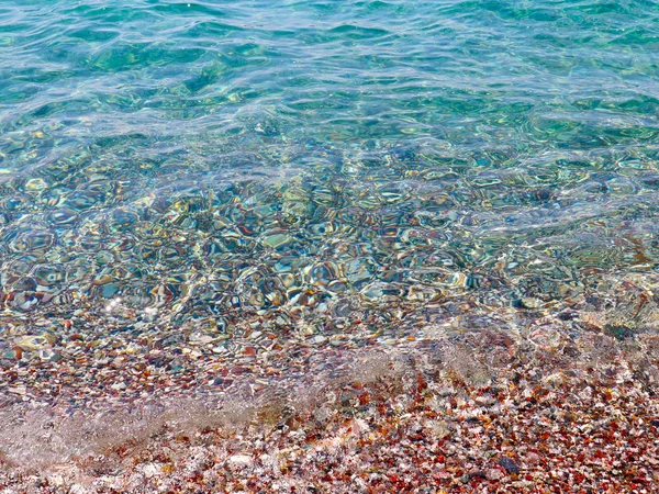 澄んだ海水と小石のビーチ — ストック写真