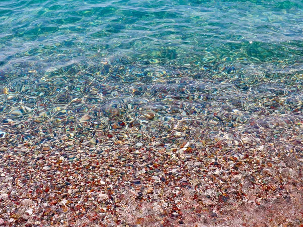 Tiszta Tengervíz Kavicsos Strand — Stock Fotó