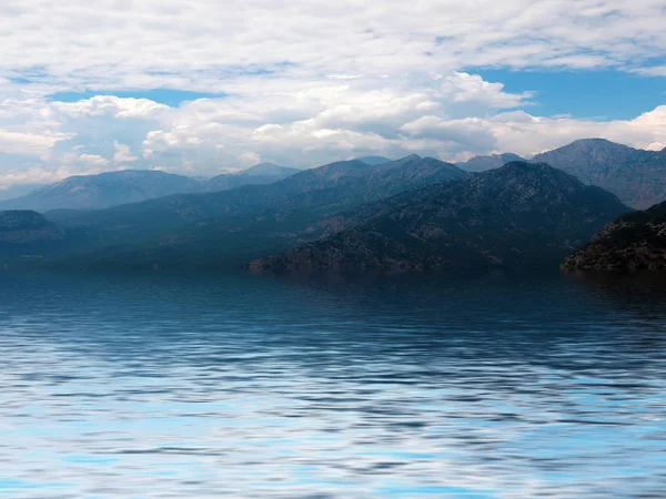 Hohe Berge Spiegeln Sich Der Ruhigen Wasseroberfläche — Stockfoto