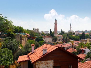 Antalya'nın tarihi semtinde kiremitli çatılar ve binaların eski duvarları