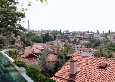 Antalya'nın tarihi semtinde kiremitli çatılar ve binaların eski duvarları