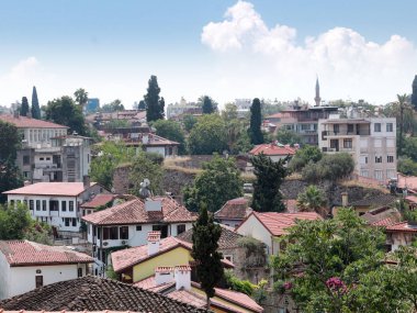 Antalya'nın tarihi semtinde kiremitli çatılar ve binaların eski duvarları