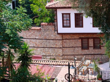 Antalya'nın tarihi semtinde kiremitli çatılar ve binaların eski duvarları