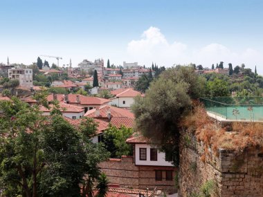 Antalya'nın tarihi semtinde kiremitli çatılar ve binaların eski duvarları