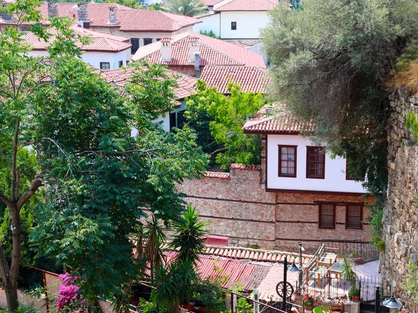 土耳其安塔利亚市历史街区的瓷砖屋顶和旧墙建筑 — 图库照片
