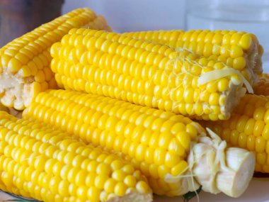 davranır için olgun taze haşlanmış mısır