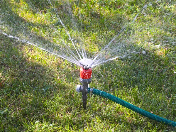 Spraying Water Flow Watering Park Lawn — Stock Photo, Image