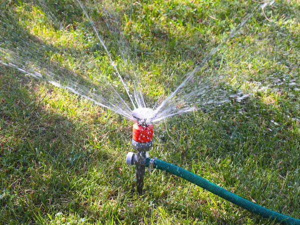 Permetező Víz Áramlását Amikor Öntözőpark Gyep — Stock Fotó