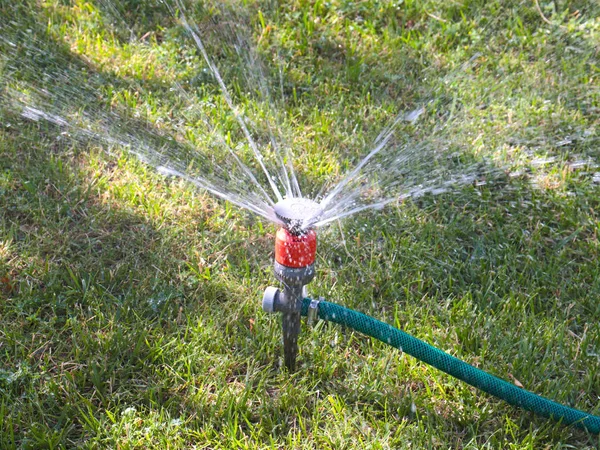 Spraying Water Flow Watering Park Lawn — Stock Photo, Image