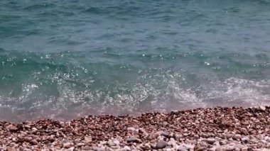Akdeniz ve çakıl plajının dalgalarının hareketi